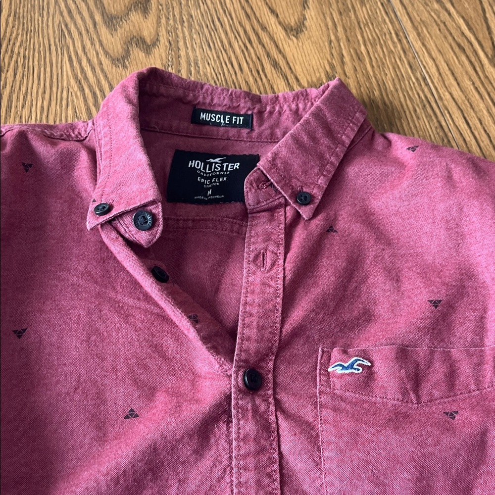 Hollister Men's Burgundy Casual Button Down Shirt